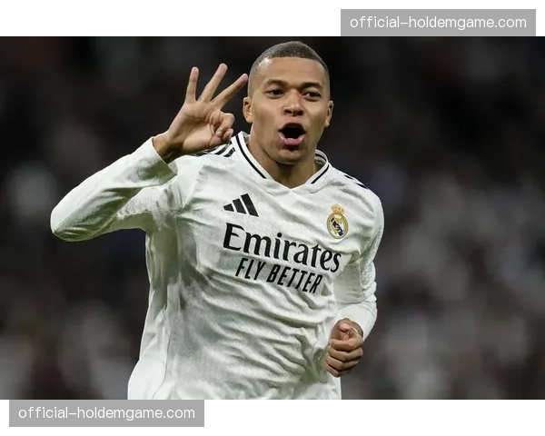 终场哨响，姆巴佩独自向巴黎主场看台鼓掌致意